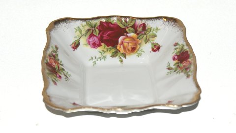 #Landsbyrose, "#Old Country Roses" Square bowl
Size 12 x 12 cm.
SOLD
