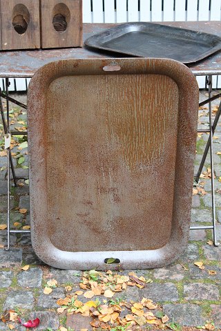 Old tray in polished metal with super fine patina. 
Dimensions: 77x56cm.