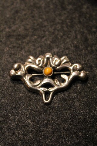 Old Art Nouveau brooch in silver with small stone. Measures: 6x4cm.