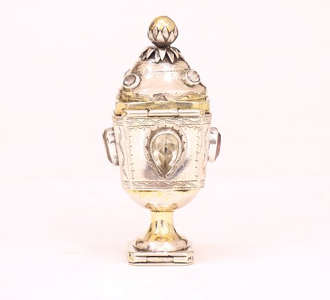 Scent jar, Johan Adolf Müller, Hadersleben, 
1789-1850
Gilded on the inside
