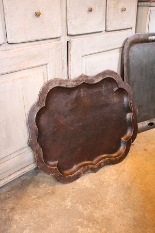 Old French tray in polished metal with a super nice dark patina...
