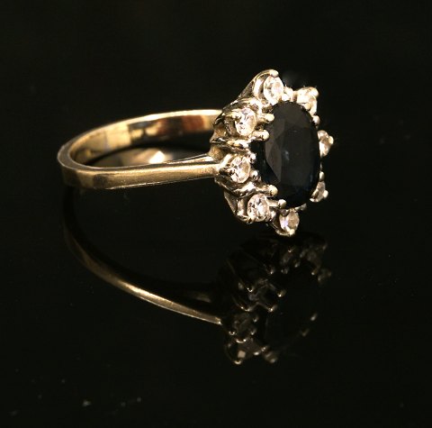 Ring, 14kt Weissgold, mit acht Diamanten und in 
der Mitte einem Saphir
