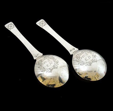 A pair of wedding spoons, silver
Master: Dionis Willadsen, Næstved, Denmark around 
1680