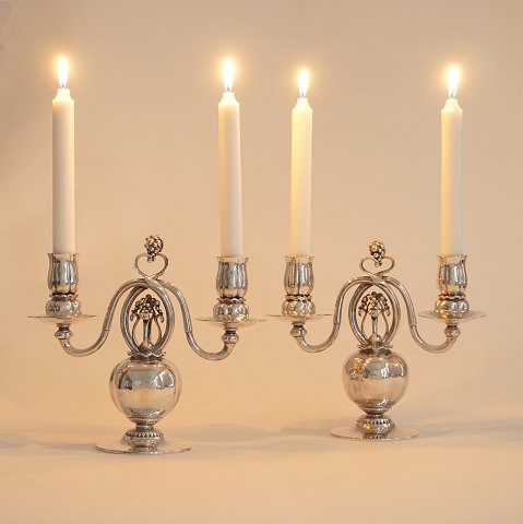 Georg Jensen: A pair of candelabra #324, 
Sterlingsilver. Made in the period 1945-51. H: 
21cm. W: 2.460gr