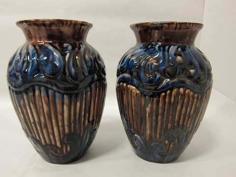 Vaser, blyglaseret lertøj, skønvirkestil
Formentlig fra Roskilde Lervarefabrik
Påført nr. 37 i bunden
H: 21cm