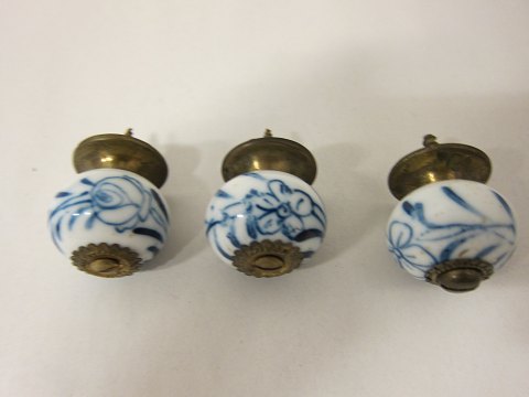 Porcelænsknopper, dekoreret med løgmønster-bemaling inkl. skruer
Fra før år 1900
3 stk.. i alt - kan købes enkeltvis eller samlet