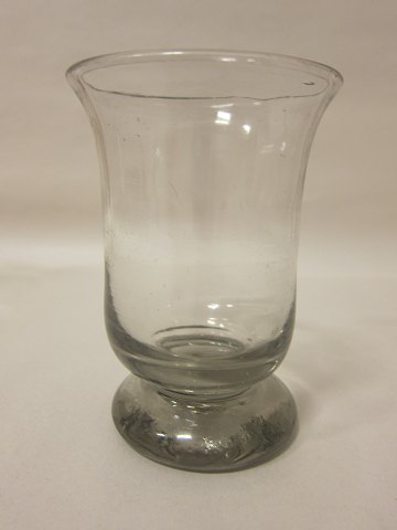 Punchglass, antique
The glass is from about 1860
H: 11,5cm, Diam. 7,7cm
We have a large choice of antique glass
Please contact us for further information