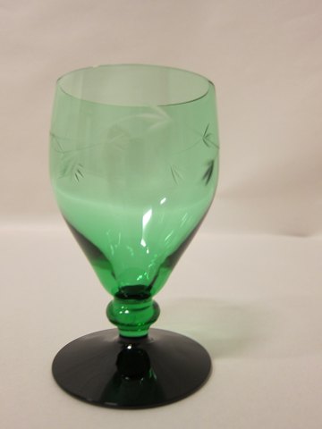 Hvidvinsglas, "Ranke" fra Holmegaard
Grøn kumme og sort fod
H: 10,5cm
Haves: 24 stk. 
Dkr.590,- pr. stk, særpris vedsamlet  køb af alle 24 glas
Vi har et stort udvalg af antikke glas
Kontakt os for yderligere information
