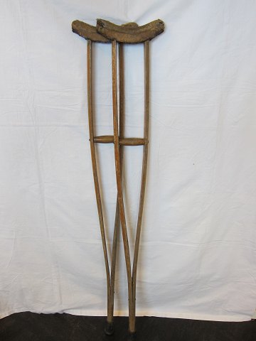 Krykker  
2 gamle krykker af træ
H: 132cm