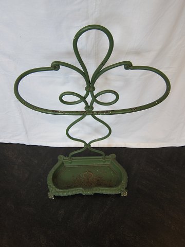 Paraplystativ, som både er praktisk og dekorativt
Flot gammelt paraplystativ i grønmalet jern med smukke former og dekorationer
H.: 74cm, B: 39cm