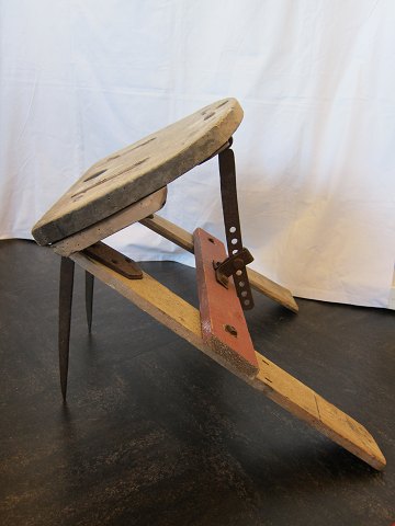 Tækkestol fra starten af 1900
Den gammeldaws udgave af tækkestolen, som tækkemanden brugte, når taget skulle 
tækkes
H: 48cm, L: 48cm, B: 56cm
Vi har et stort udvalg af gammelt værktøj