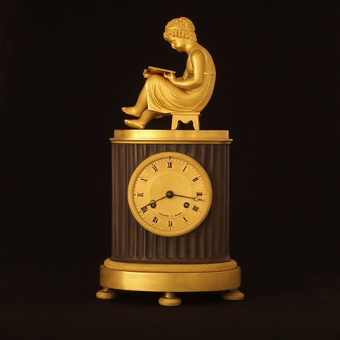 Tafeluhr. Feuervergoldete Bronze. Frigard A. 
Rouen. Frankreich um 1800. H: 34cm