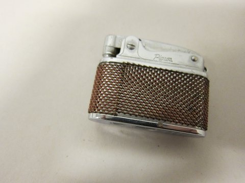 Lighter, Lille Pigeon-lighter
"Small Pigeon Automatic Super Lighter P.T.90041"