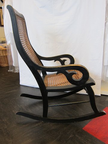 Gyngestol
Antik Gyngestol med sæde af rør-flet/fransk-flet
Smukt dekoreret  med original bemaling
God stand