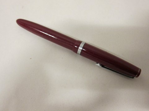 Fountain pen
Penol "Skolepen", Red
Inscription: IRIDIUM
We have more fountain pens
Please contact us for further information