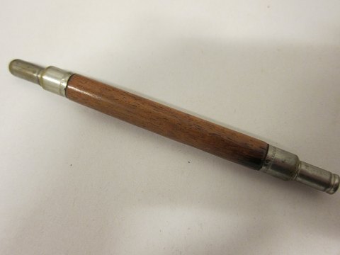 Gammelt træskaft i træ med plads til fyldepen-hoved og blyant
