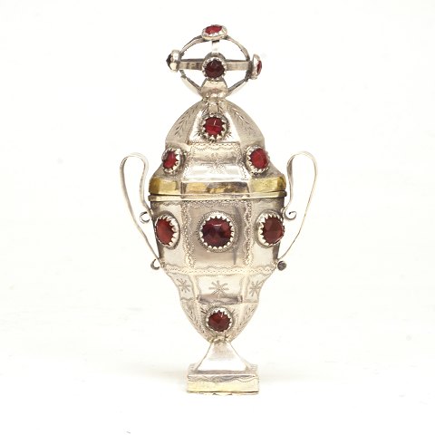 Riechdose aus Silber mit Vergoldungen und 20 
Glassteinen. Claus Guldager Biørn, Ribe, 1807-50. 
H: 11,5cm. G: 52gr