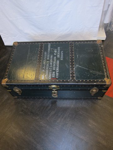 Rejsekuffert, - brug den som praktisk bord med opbevaringsplads
Den gamle rejsekuffert har indsats, som kan tages ud
L: 92cm, H: 32,5cm, D: 50,5cm