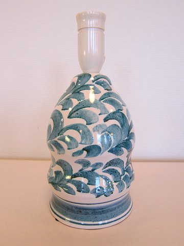 Lampe 
Lampe af keramik af Leo Enna
Signeret Leo Enna
H: 27,5cm inkl. fatning