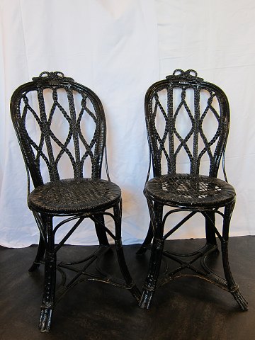 Fletstole
2 smukke, sorte fletstole
Fra ca. 1880
Bemærk de flotte fletsæder (ikke ens)
Stolen til venstre: Dkr. 425,-
Stolen til højre: Dkr. 550,-
