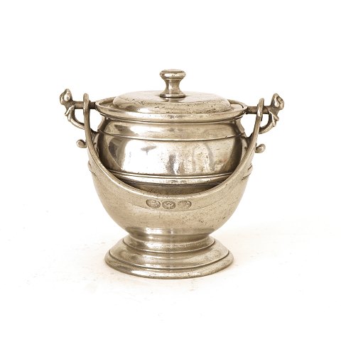 Covered pail, pewter. Made by Hermann Daniel 
Meyer, Lübeck, Germany, circa 1790. H: 13,5cm