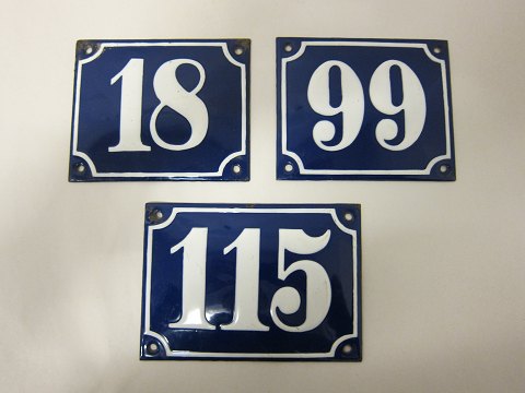 Husnumre - emaljeskilte
De gode gamle emaljehusnumre i blå med hvide tal
Flot stand
Vi har følgende numre: 66 / 99 
Mål: 12cm x 10cm, nummer 115 dog 14cm x10cm