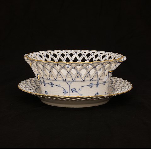 Royal Copenhagen blue fluted full lace fruit bowl 
with plate. Gilt. #1052 & 1098. Dplate: 25cm. H: 
10cm