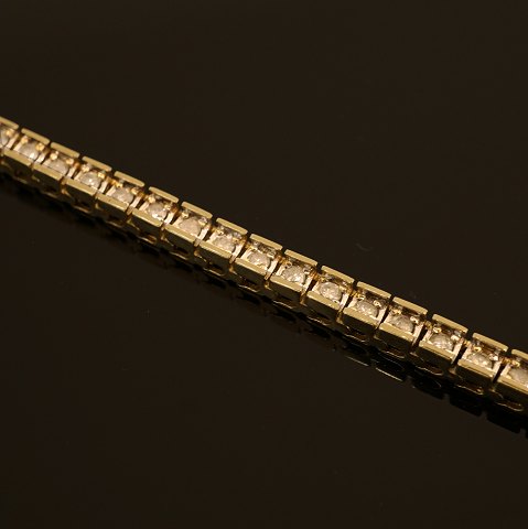 Tennis bracelet with diamonds. 10kt gold. L: 
20,5cm. W: 10,2gr