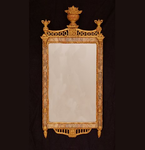 Vergoldeter Spiegel mit Alabaster Dekoration. 
Altona um 1780. Masse: 91x43cm