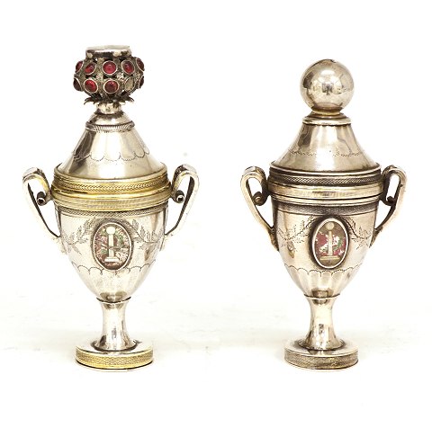 Ein Paar Riechdosen, Silber. Jonathan Nielsen, 
Ballum, Nordschleswig, um 1850. H: 9,5&9,8cm