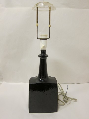 Bordlampe
Smuk bordlampe fra Knabstrup, Danmark (1897-1988)
Design: Arne Basse
H: 34,5cm uden fatning
Bemærk: Kantslag