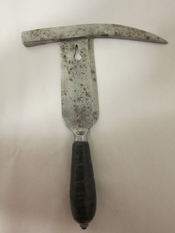 Slatehammer
Good, old slatehammer
Labeled: RYPE
27,5cm x 20,5cm
We have a large choice of tools
