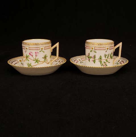 Two pairs of Flora Danica chokolate cups. #3513. H 
cup: 6,5cm. D saucer: 14cm