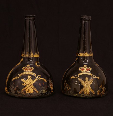 A pair of original decorated bottles. Holland or 
England circa 1760. H: 22cm