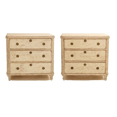A pair of Gustavian style chest og drawers. Sweden 
circa 1880. H: 85,5cm. Top: 43x84cm