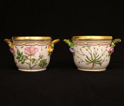 Royal Copenhagen: Two Flora Danica wine coolers, 
porcelain. #3570. H: 12,2cm. D: 14,5cm