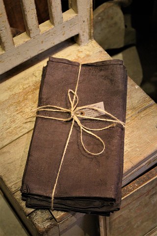 6 stk. gamle Franske stof servietter i indfarvet antik brun farve.
65x65cm.