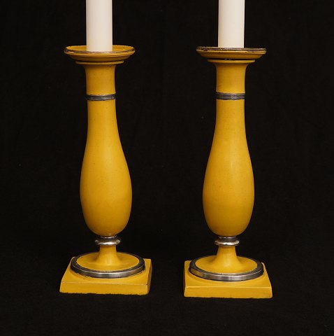 A pair of yellow painted candle sticks. Denmark 
circa 1840. H: 21,6cm