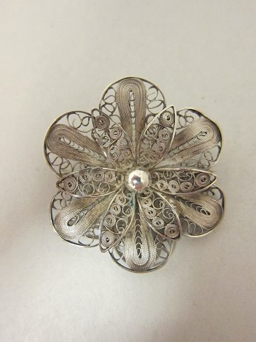 Filigran broche af sølv
En let og enkel broche formet som en blomst
Stemplet: 925s
Diam: 4cm
BEMÆRK: INTET SØLV I SHOWROOM