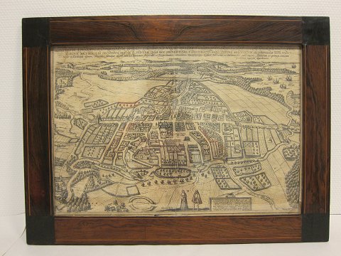 Print
Odense in 1560
In the beautiful, original empire mahogni frame
Please note: The special text at the back "OTONIUM" in latin/greek language
L: 59cm, W: 44cm