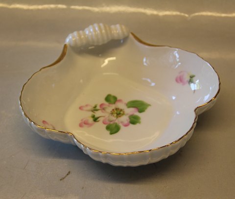 B&G Victor Hugo white porcelain - wild rose with gold rim 042 Seashell bowl 15 
cm