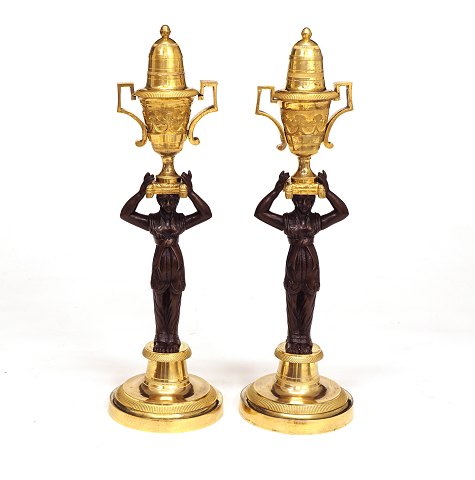 A pair of Empire gilt bronze candlesticks. Paris 
circa 1820. H: 30cm