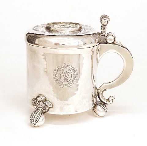 A Baroque Silver Tankard. Simon Matthiesen, 
Odense, Denmark, 1651-97. Of the collection of Ole 
Olsen, Denmark. Sold at his auction 1953. H: 
15,5cm. W: 660gr