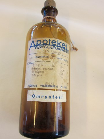 For samleren:
Gammel apotekerflaske fra Apoteket Bryggergården, Odense
Fra 1943
Etiketten på flasken er intakt, og den har indeholdt en mixtur med bl.a. 
Strychnin phosphat.
Vi har et godt udvalg af gamle apotekerflasker og gamle købmandsvarer