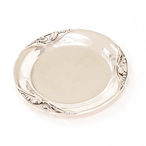 Set of 6 Gerog Jensen Blossom coasters, 
sterlingsilver. Period 1925-32. #2A. One mounted 
with small feeds. D: 13cm