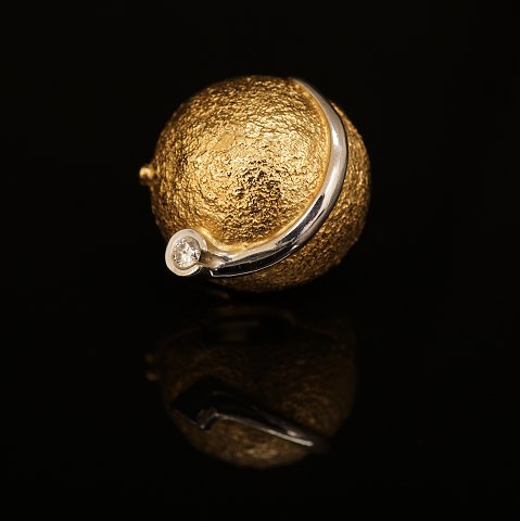Ole Lynggaard: Large gold clasp, 14 ct, gold with 
two diamonds. D: 18mm