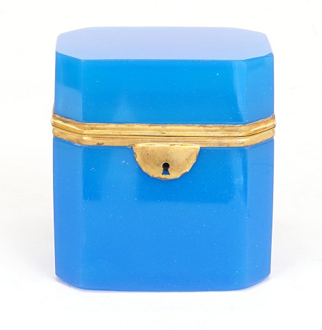 Sugarbox og blue opal glass. France circa 1840. H: 
10cm. W: 10cm