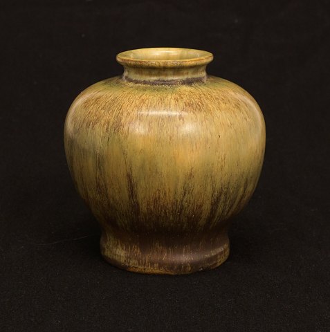 Patrick Nordström, 1870-1929, für Royal 
Copenhagen: Vase mit grün/braune Glasur. Signiert 
und datiert 21-1-1922. H: 12,5cm
