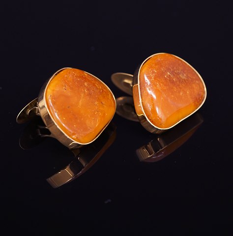 A pair of 14ct gold cuff links with amber. Size: 
30x24mm