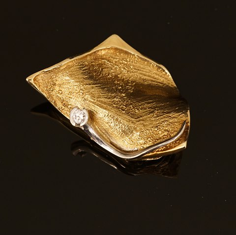 Ole Lynggaard, Dänemark: Halskettenschliesse, 14kt 
Gold, mit einem  Diamanten. Masse: 3,5x2,2cm. G: 
12,6cm